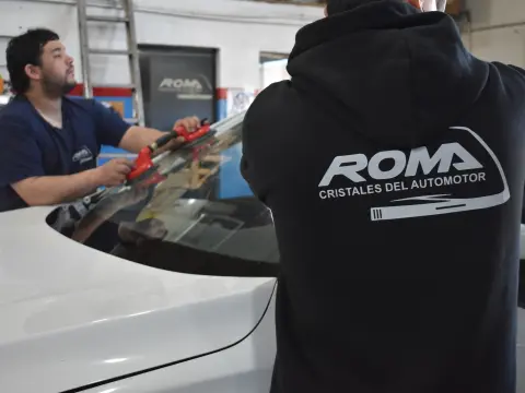 Equipo de ROMA Cristales colocando un parabrisas