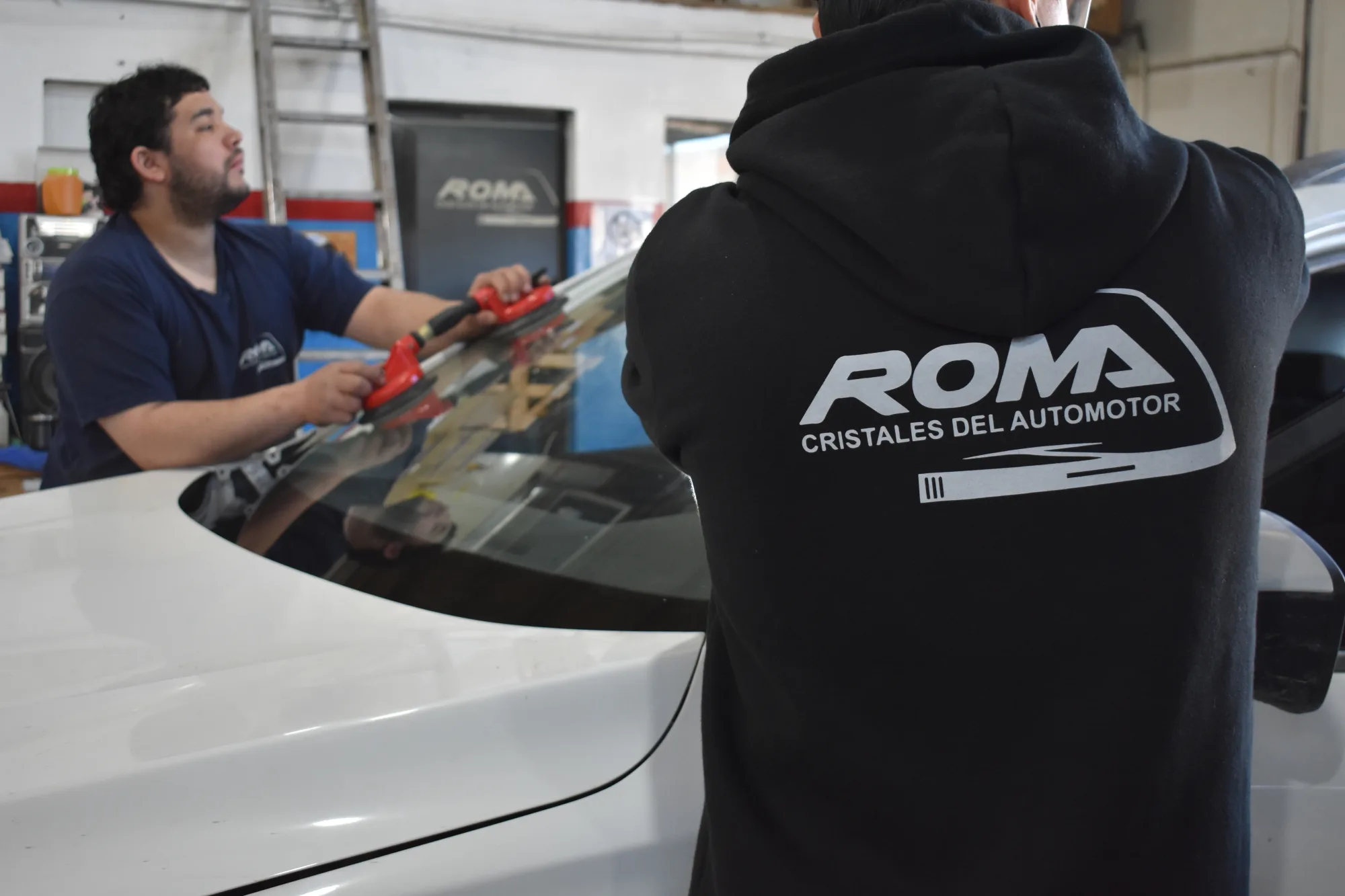 Equipo de ROMA Cristales trabajando sobre un vehículo